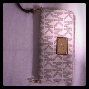 Brand New! Michael Kors Wallet for women !